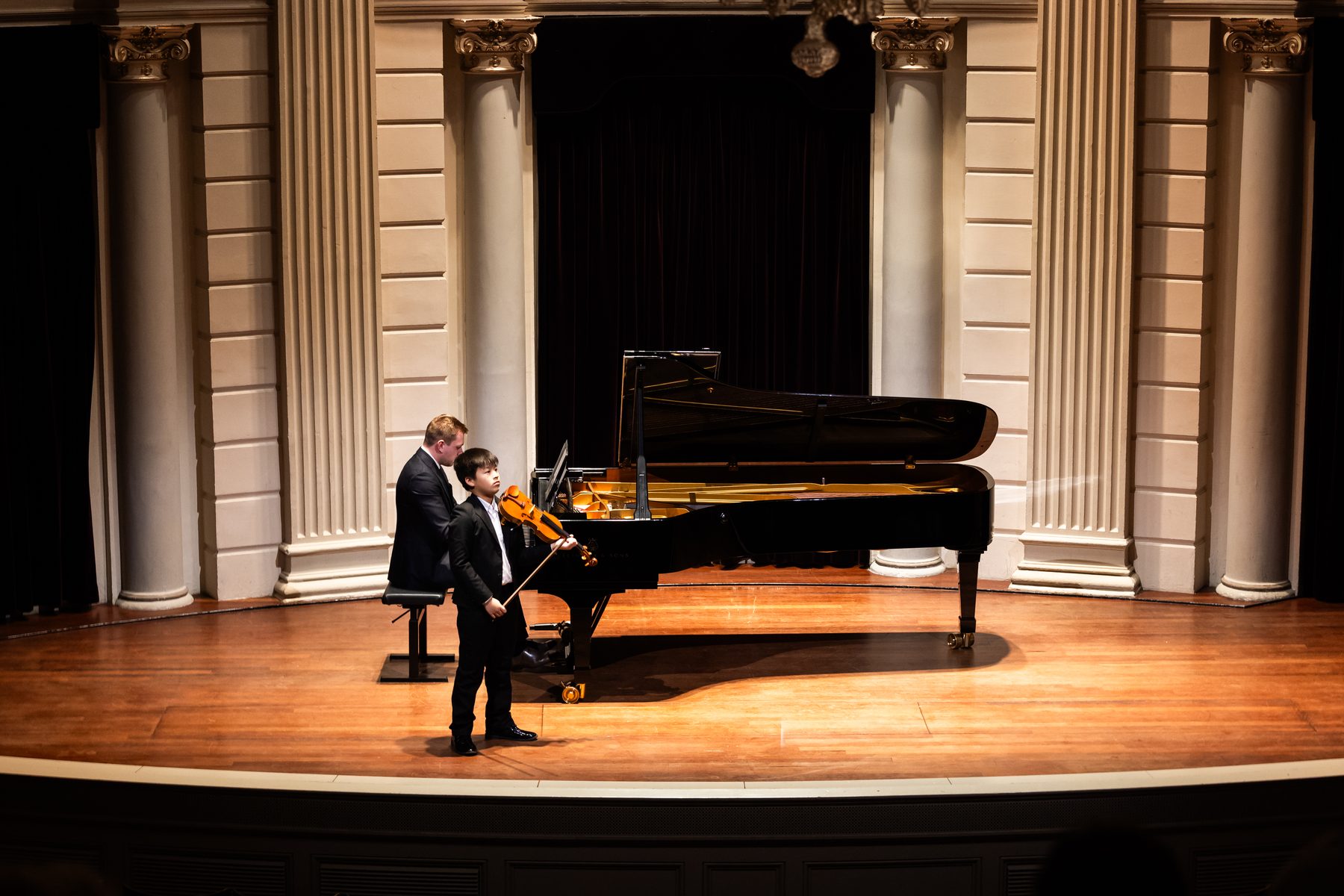 Jonge musicus tijdens een optreden bij de Experience Klassiek Academy