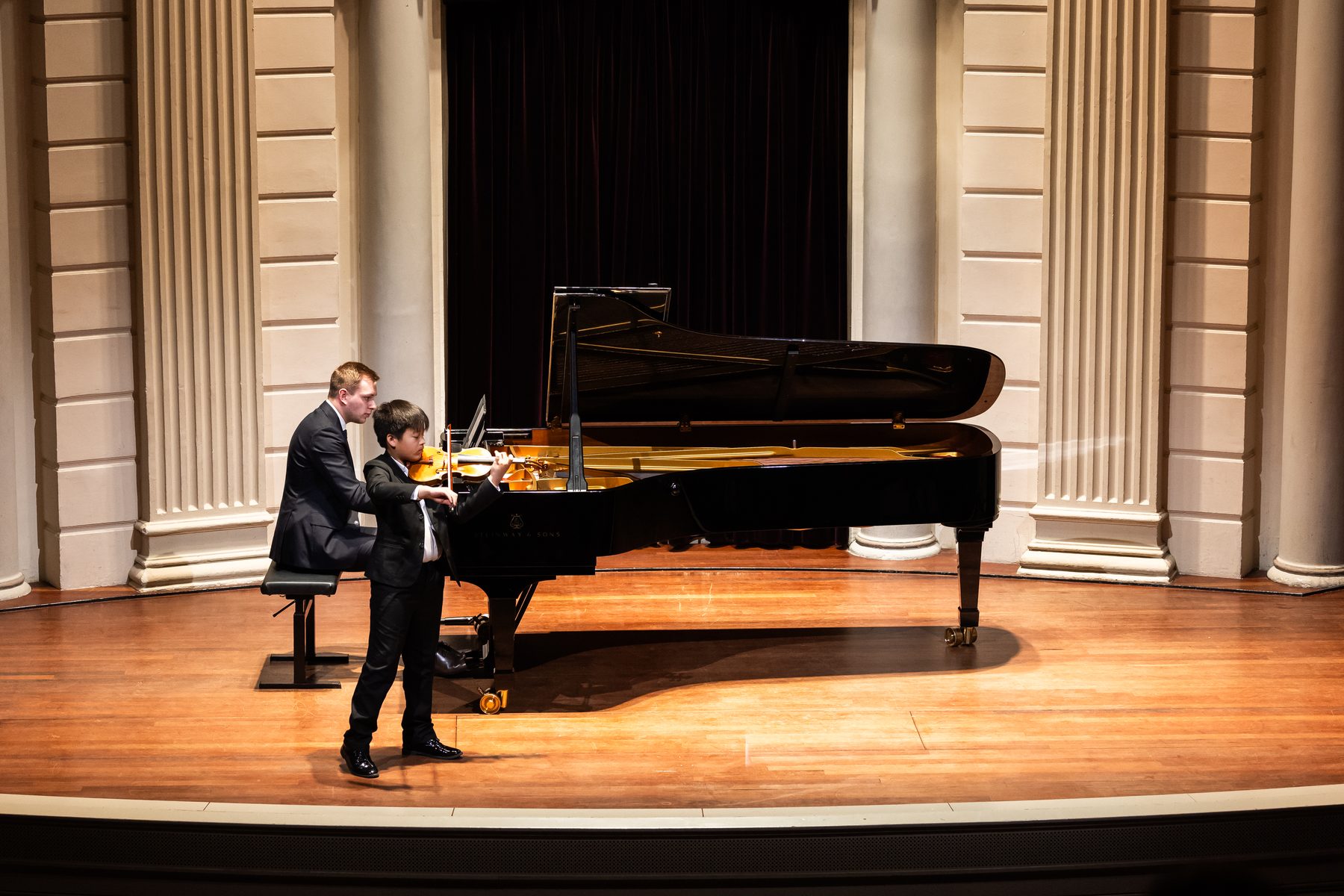 Jonge musicus tijdens een optreden bij de Experience Klassiek Academy