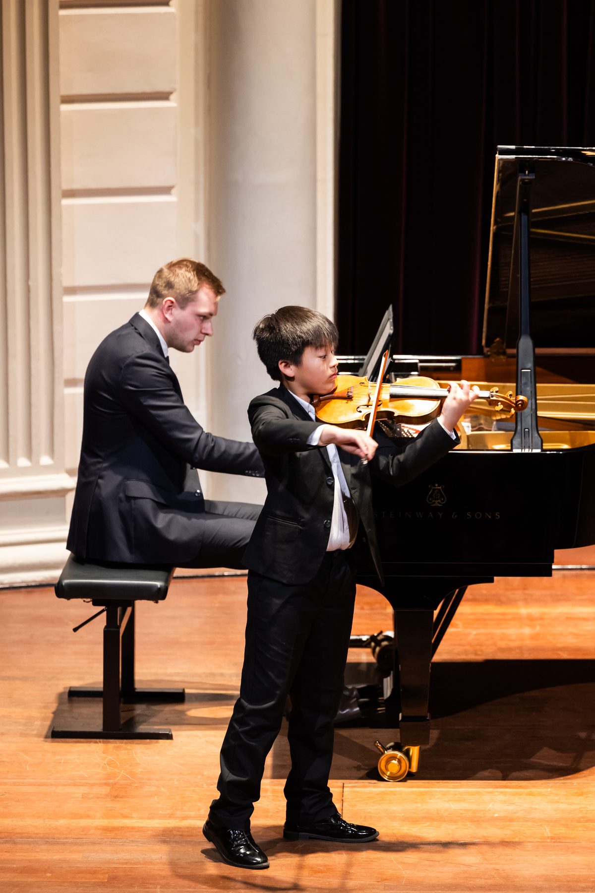 Jonge musicus tijdens een optreden bij de Experience Klassiek Academy