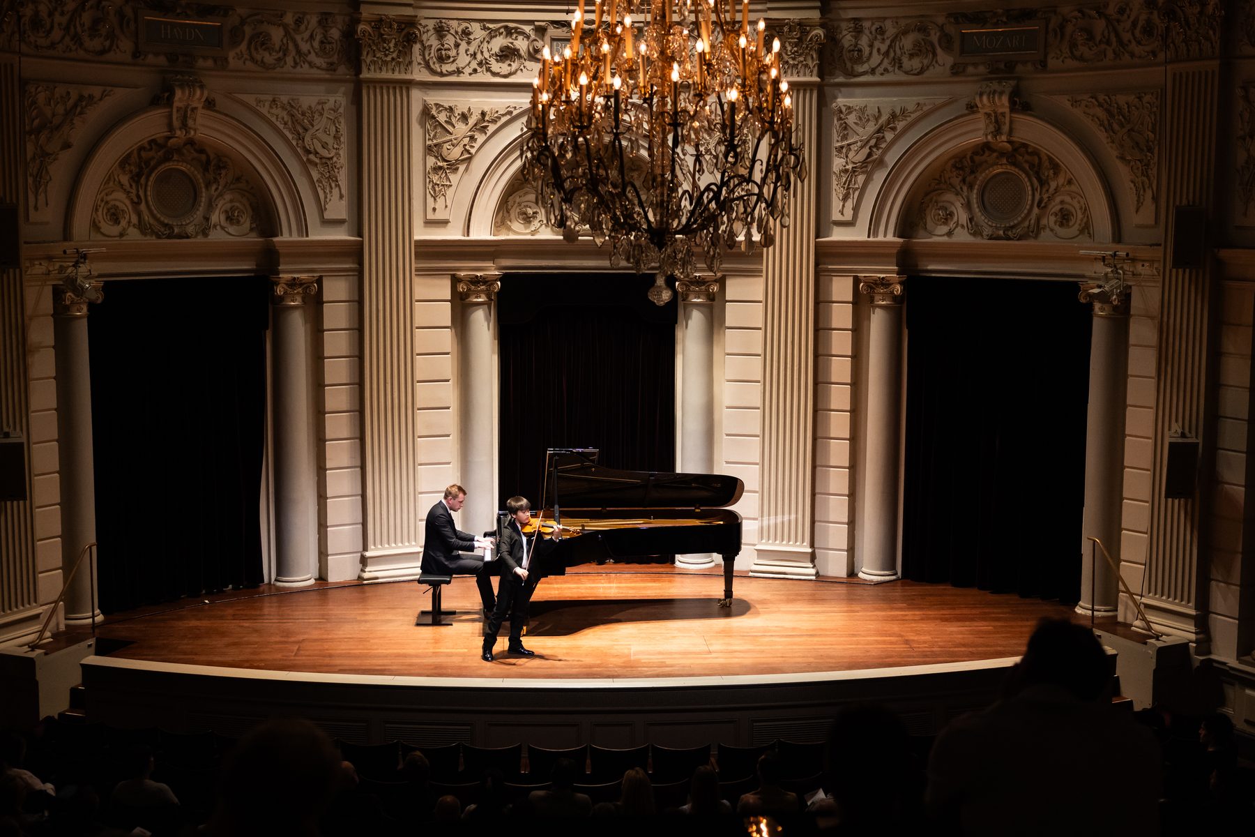Jonge musicus tijdens een optreden bij de Experience Klassiek Academy