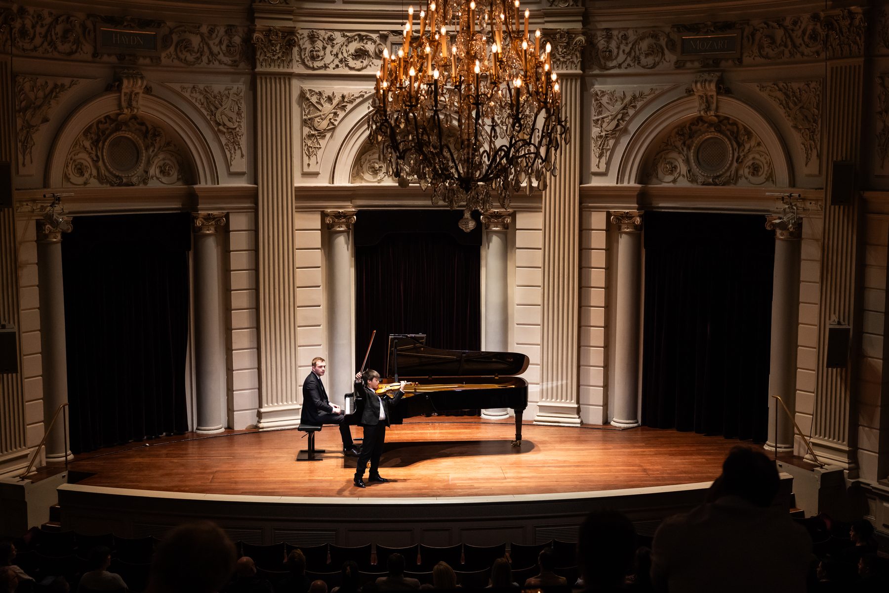 Jonge musicus tijdens een optreden bij de Experience Klassiek Academy