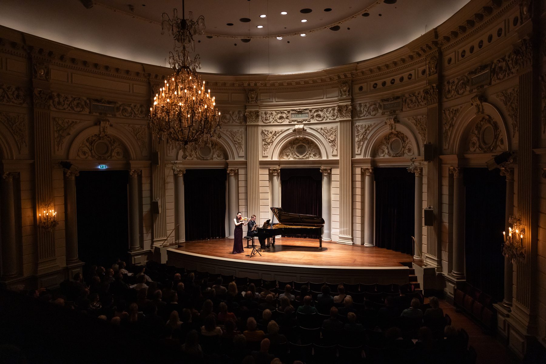 Jonge musicus tijdens een optreden bij de Experience Klassiek Academy