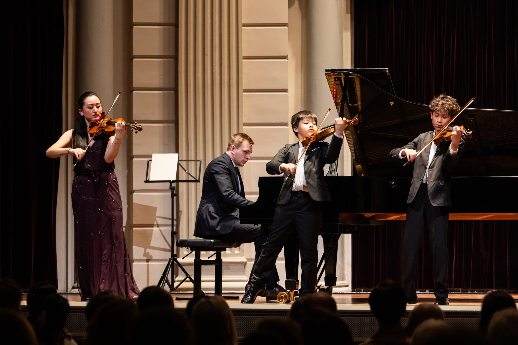Jonge musicus tijdens een optreden bij de Experience Klassiek Academy
