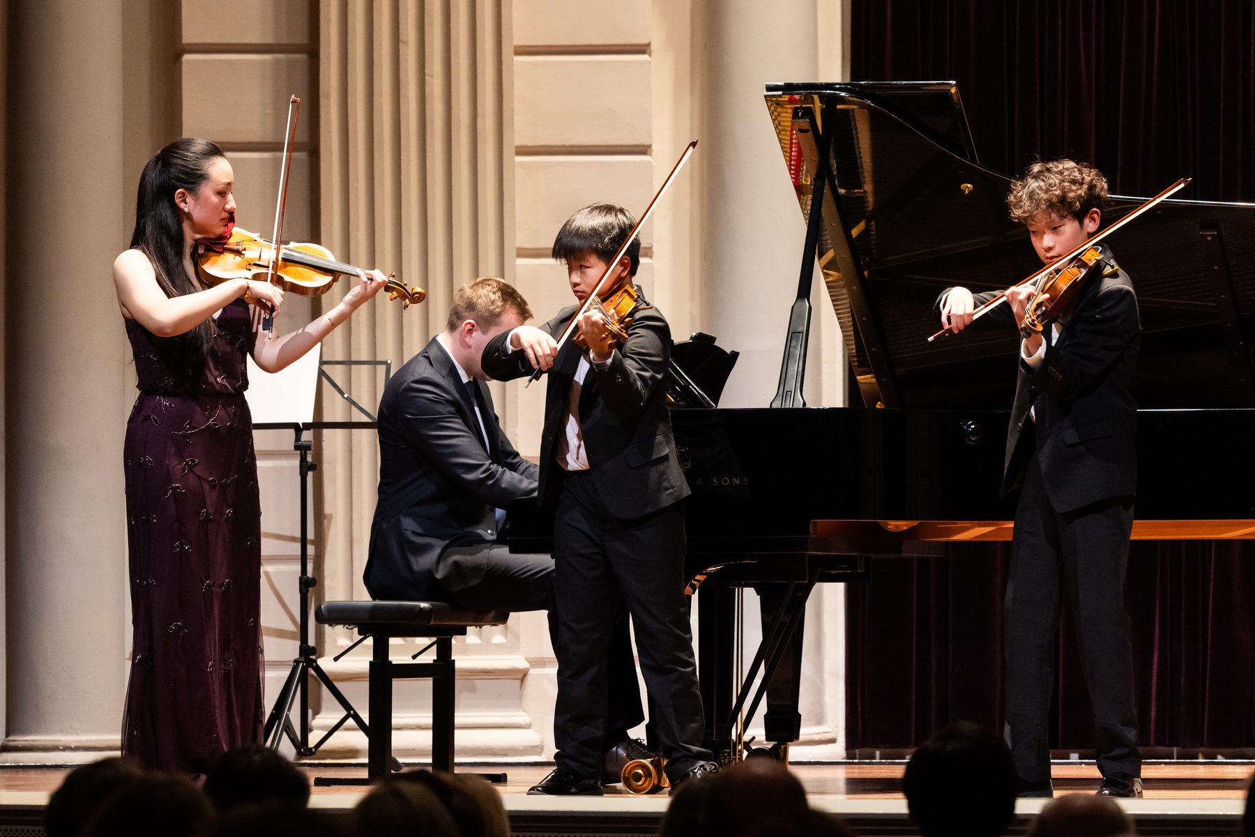 Jonge musicus tijdens een optreden bij de Experience Klassiek Academy