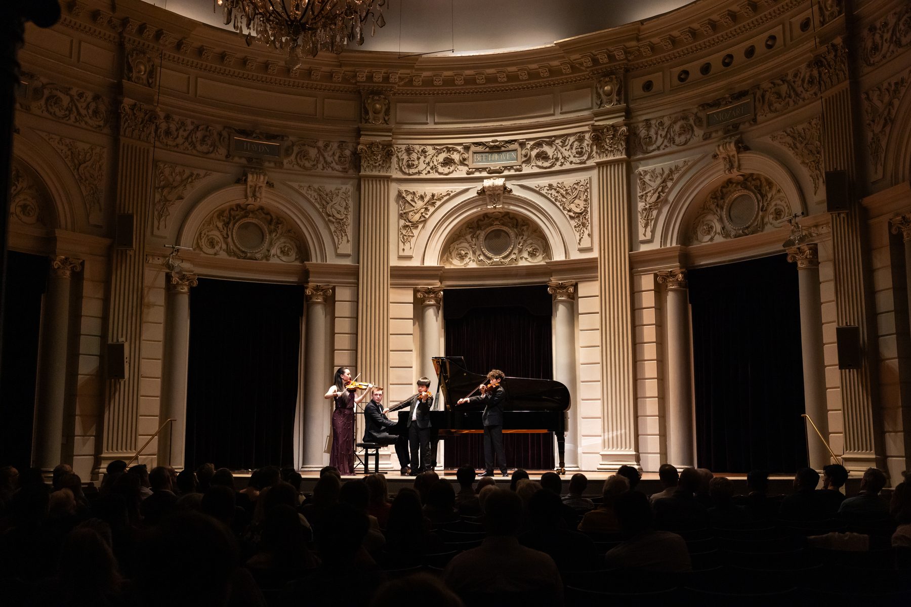 Jonge musicus tijdens een optreden bij de Experience Klassiek Academy