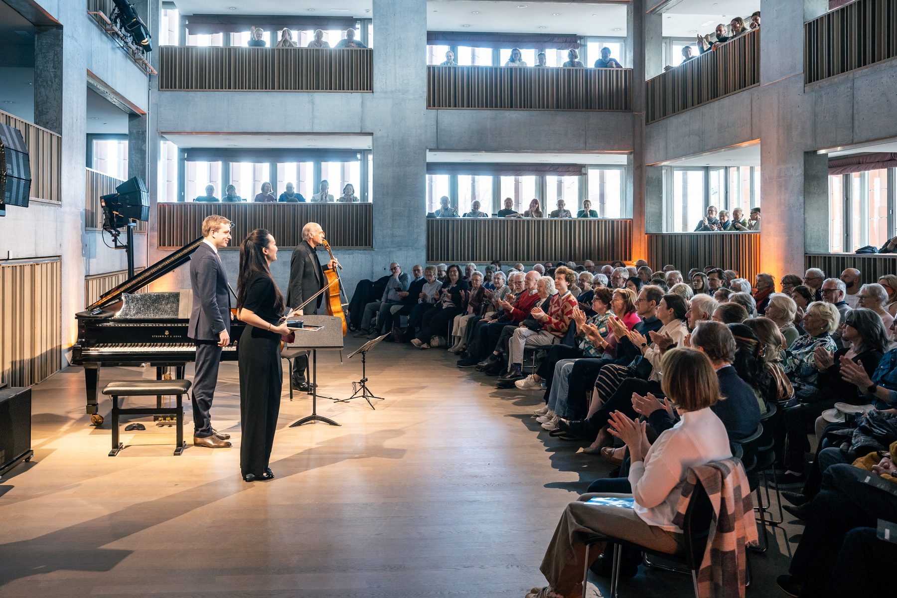 Staande ovatie na een optreden in een moderne concertzaal