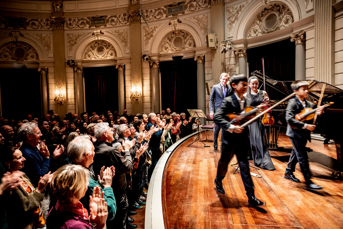 Jonge musici nemen een buiging na applaus