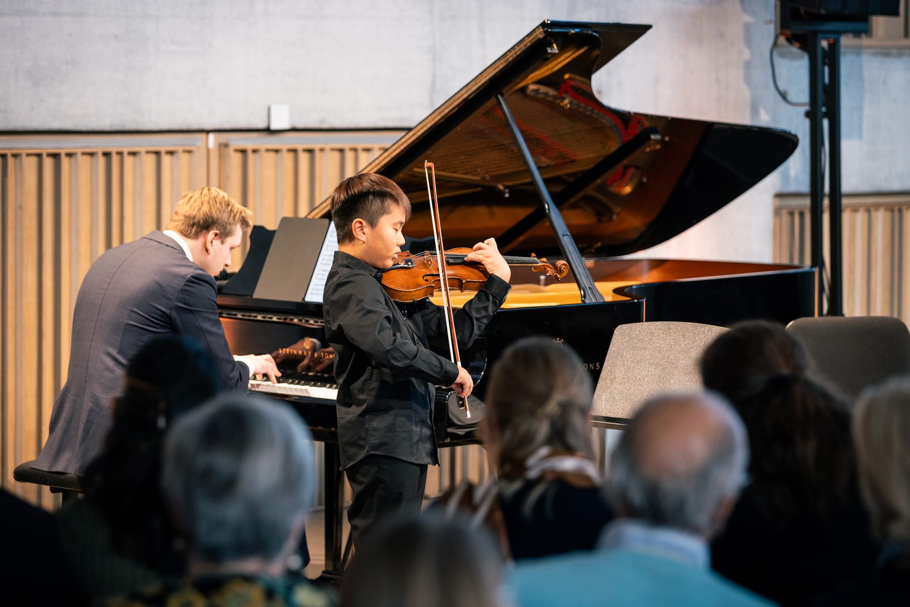 Oscar Zhang tijdens een optreden met Ruben Plazier