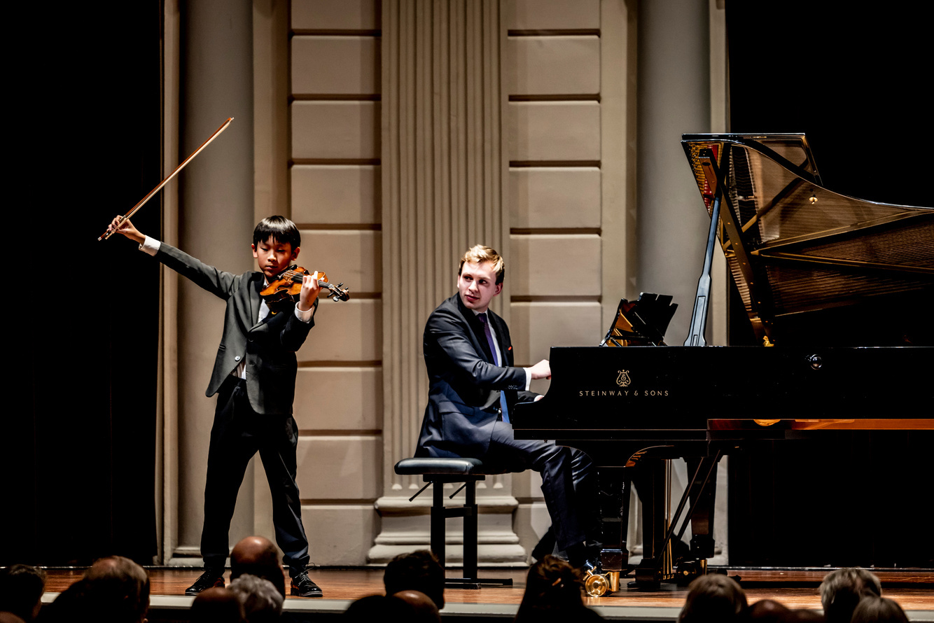 Jonge violist tijdens een optreden met Ruben Plazier