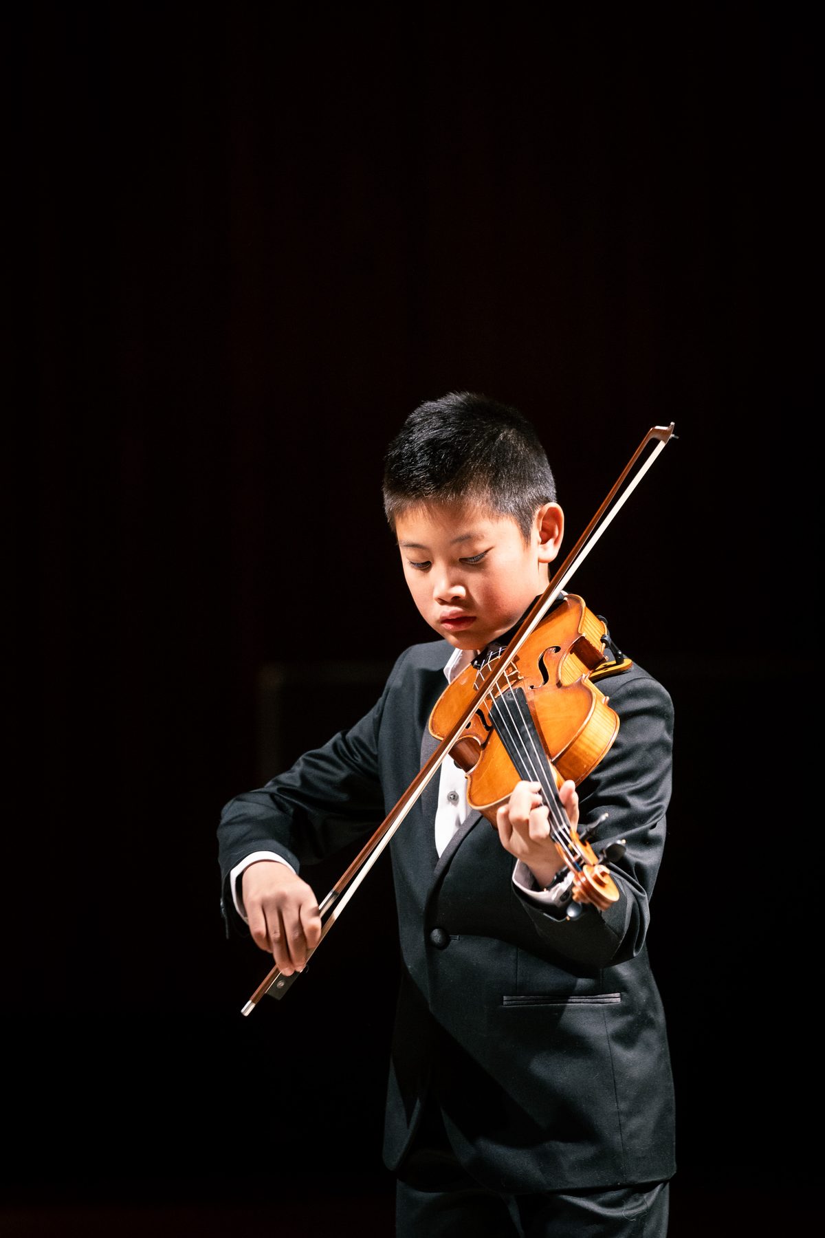 Portret van een jonge violist tijdens een optreden