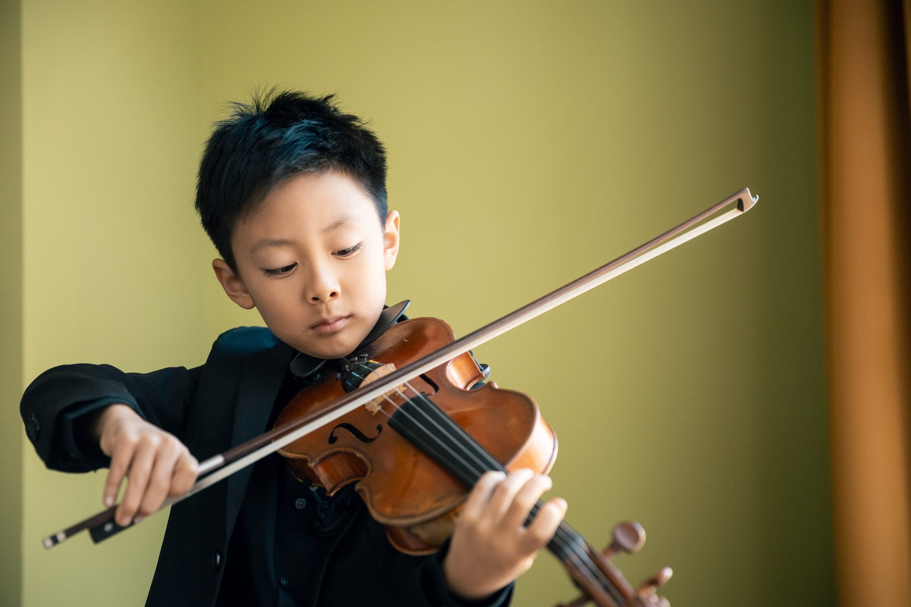 Portret van een jonge violist tijdens het spelen