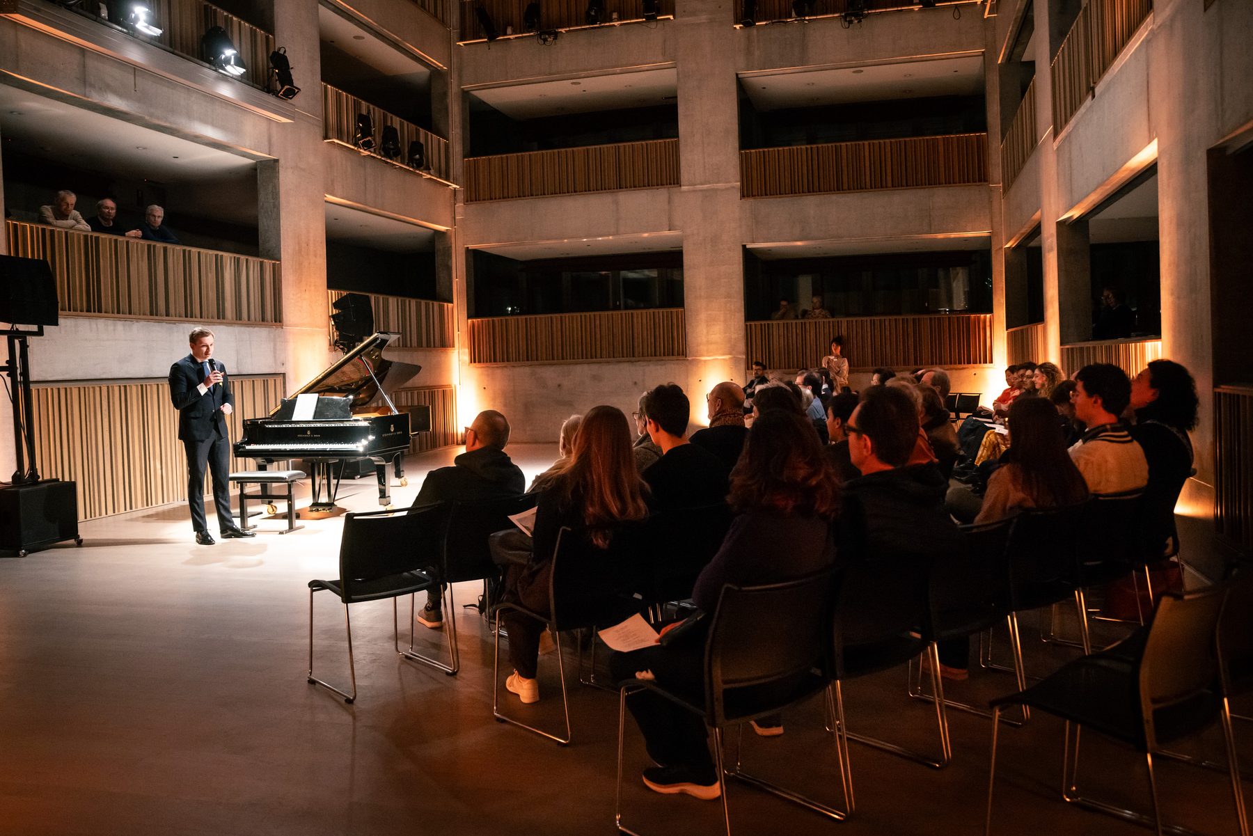 Ruben Plazier spreekt het publiek toe voor een concert