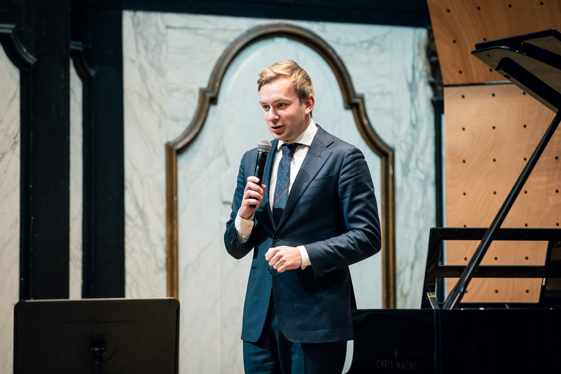 Ruben Plazier spreekt het publiek toe tijdens een Academy-optreden