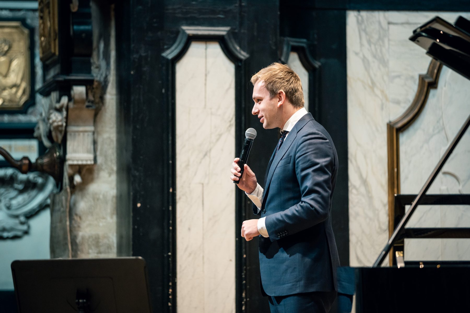 Ruben Plazier spreekt het publiek toe tijdens een Academy-optreden