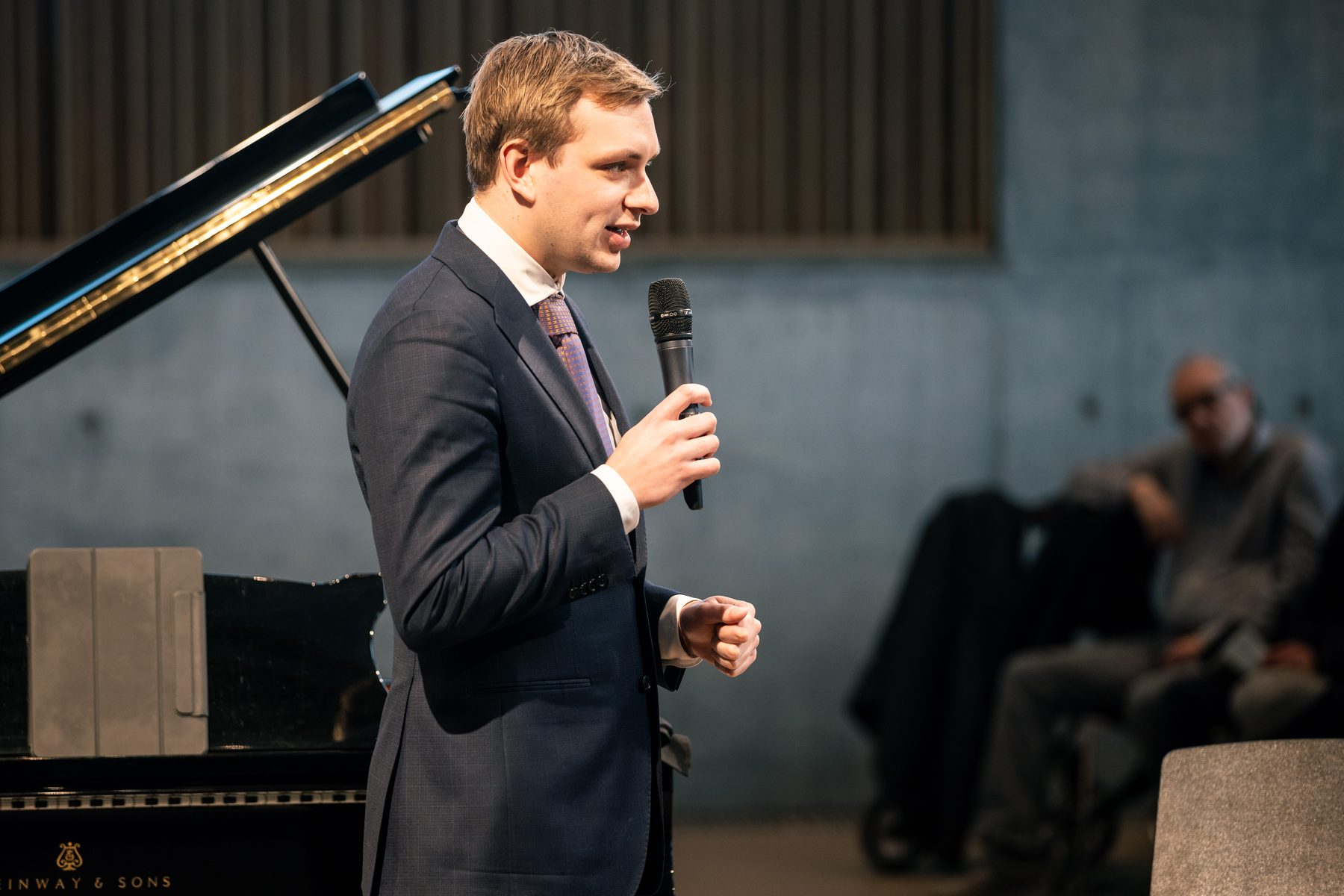 Ruben Plazier spreekt het publiek toe tijdens een Academy-optreden