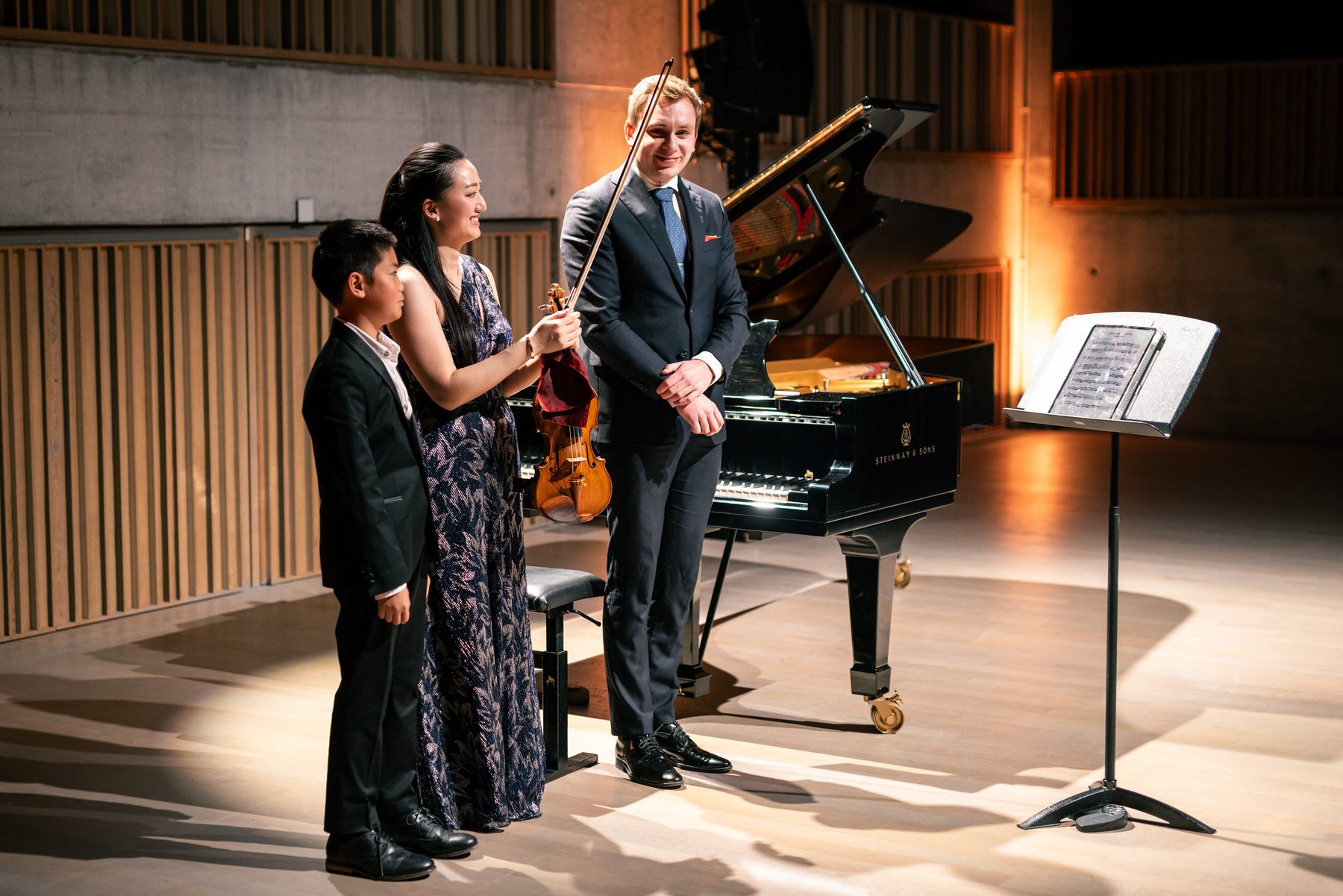 Karen Su en Ruben Plazier samen met een leerling van de Academy