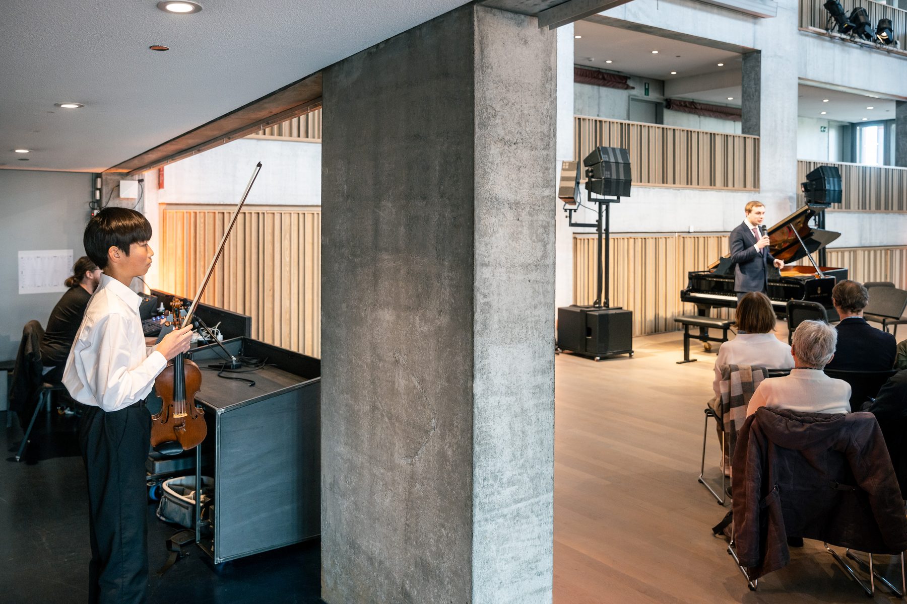 Jonge violist speelt zich warm in de coulissen
