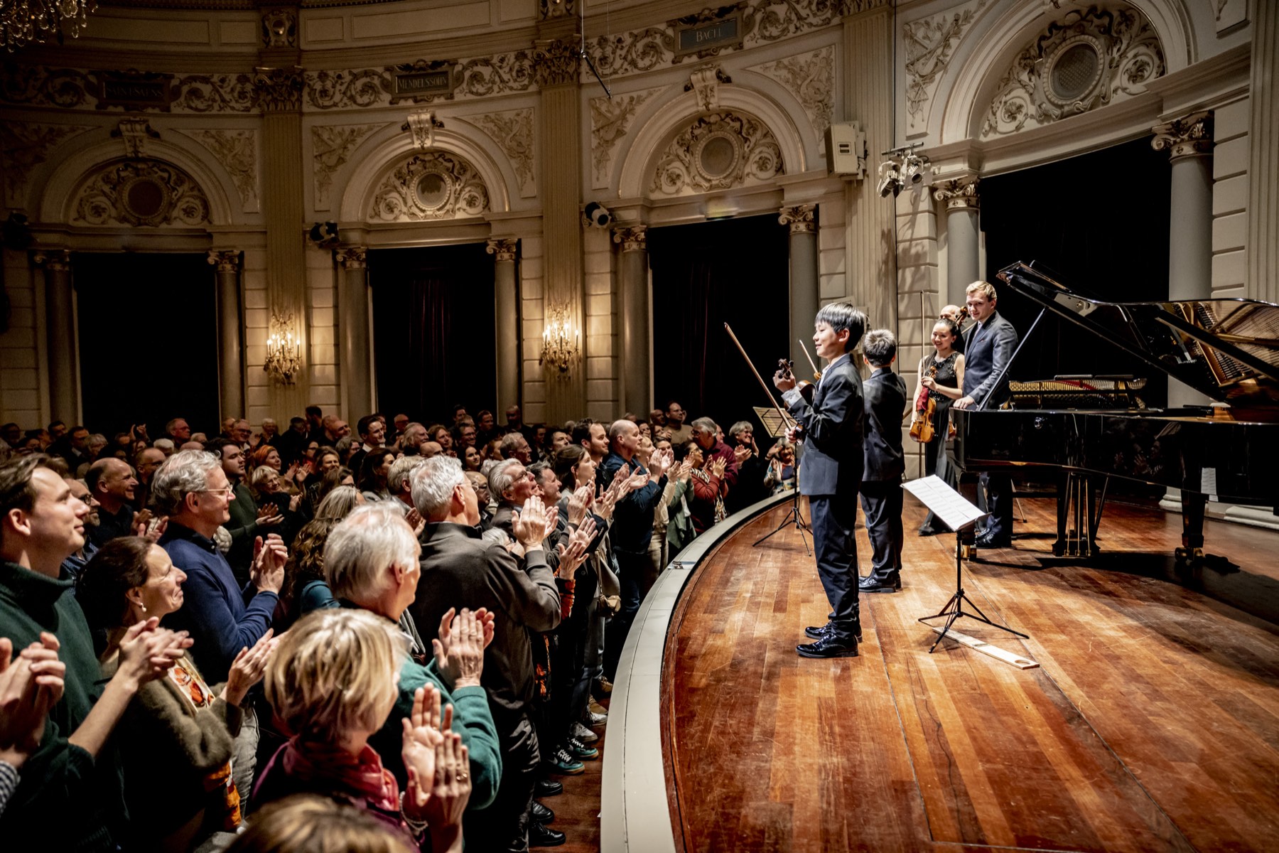 Jonge musici tijdens een staande ovatie